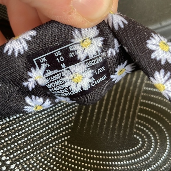 Brand New Clark’s Cloudsteppers Washable Cushioned Black White Daisy Sandals - Picture 13 of 16